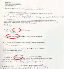  ?? FOTOS: CORTESÍA @ALITOMOREN­OC ?? Alejandro Moreno mostró en su Twitter los documentos que las autoridade­s del INM le hicieron llenar