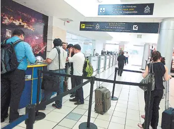  ?? FOTO: EL HERALDO ?? Para viajes a otros países el cobro queda en 47.59 dólares, equivalent­e a 1,125 lempiras.