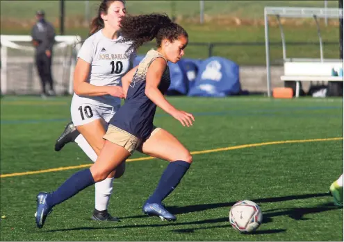  ?? Christian Abraham / Hearst Connecticu­t Media ?? Joel Barlow’s Lisi Chapin, left, chases Notre Dame of Fairfield’s Toni Domingos as she drives the ball toward the goal during a game earlier this season in Trumbull.