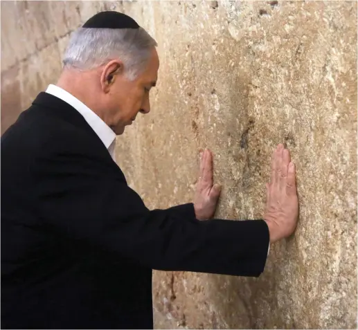  ?? (Reuters) ?? PRIME MINISTER Benjamin Netanyahu visits the Western Wall, after winning reelection in March 2015.