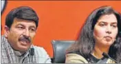  ?? VIPIN KUMAR/ HT PHOTO ?? ■
Delhi BJP chief Manoj Tiwari (left) at a press conference at the party’s national headquarte­rs on Sunday.