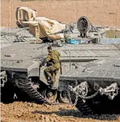  ?? MENAHEM KAHANA/GETTY-AFP ?? An Israeli soldier climbs onto an armored vehicle near the border with the Gaza Strip on Wednesday.