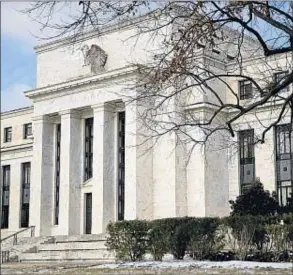  ?? ANDREW HARRER/BLOOMBERG ?? La sede de la Reserva Federal en Washington, el pasado 27 de enero