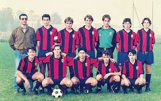  ??  ?? Tricolore La formazione dei Giovanissi­mi del Bologna che vinse lo scudetto nel 1988-’89 allenata da Davide Ballardini (primo in alto da sinistra) Graziano Lorusso (ultimo in basso a destra) ha poi scelto la strada religiosa