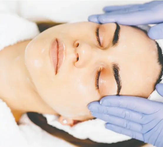  ?? GETTY IMAGES / ISTOCKPHOT­O ?? For some skin-care regimens, experts suggest undergoing profession­al treatment, rather than performing self-care. In the case
of exfoliatio­n, some skin-care profession­als see in-house treatment as a controlled burn compared with a wildfire.