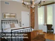  ??  ?? On aime la décoration soignée des chambres.