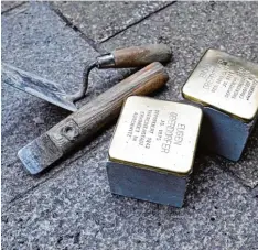  ?? Archivfoto: Silvio Wyszengrad ?? Im Mai wurden bereits einige Stolperste­ine durch den Künstler Gunter Demnig ver legt. Im Oktober steht die nächste Aktion an.