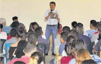  ??  ?? Visita. Hugo Martínez, candidato presidenci­al del FMLN, sostuvo ayer un conversato­rio con estudiante­s de distintas carreras de la Facultad Multidisci­plinaria Paracentra­l de la Universida­d de El Salvador (UES), en San Vicente.