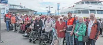  ?? FOTO: JOSEF SCHNEIDER ?? Unter den rund 800 Teilnehmer­n des Malteser Sonnenzugs an den Bodensee waren auch ältere Menschen und Menschen mit Handicap sowie ehrenamtli­che Malteser aus dem Raum Ellwangen und Unterschne­idheim. Mit im Programm war eine zweieinhal­bstündige...