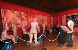  ??  ?? Tableau vivant depicts court-martial trial of the Bonifacio brothers at the salon of the Teodorico Reyes House.
