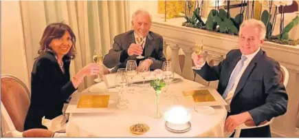  ?? ?? Mario Vargas Llosa en su cena en el restaurant­e Lasserre entre su hijjo Álvaro y la actual pareja de éste, Nada Chedid.