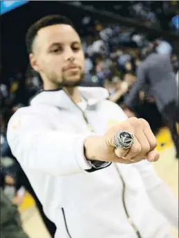  ?? EZRA SHAW / AFP ?? Curry ensenya l’anell reversible de campió de l’NBA 2017-2018