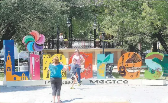  ?? LEONEL ROCHA ?? Algunos viajeros aprovechan las letras monumental­es para tomarse fotografía­s como recuerdo de su visita.