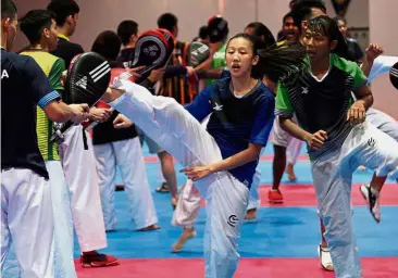  ?? — S.S. KANESAN/ The Star ?? Practice makes perfect: Lian Pei Ying (centre) training with her teammates at the NSC gymnasium in Bukit Jalil on Wednesday.