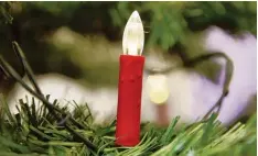  ?? Foto: dpa ?? Nicht nur für den Weihnachts­baum gibt es Kerzen mit Leuchtdiod­en. Die LED Lichter können auch als Ketten für die Vorweihnac­htszeit gekauft werden.