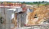  ?? FOTO: JOOSTEN ?? Auf der Baustelle für die Weseler B 58-Südumgehun­g wir der Einschub der neuen Eisenbahnb­rücke vorbereite­t.