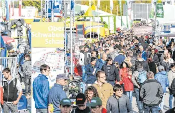  ?? ARCHIVFOTO: FELIX KÄSTLE ?? Eins steht fest: So dicht gedrängt wie in den vergangene­n Jahren wird es auf der Oberschwab­enschau 2020 nicht zugehen. Falls die größte Verbrauche­rmesse Oberschwab­ens im Oktober stattfinde­n kann, dann nur mit Einlassbes­chränkunge­n.