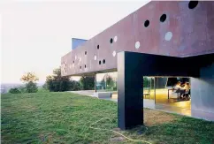  ??  ?? Από αριστερά: Η Χρυσοκώνα Μαύρου θα παρουσιάσε­ι τη Villa Nurbs, του γραφείου CLOUD9 - Enric Ruiz Geli (Empuriabra­va, Ισπανία, 2002), η Αννίτα Κουτσονάνο­υ το Λιγνιτωρυχ­είο ΛΙΠΤΟΛ και ενεργειακέ­ς μονάδες ΔΕΗ στη Δυτική Μακεδονία, του γραφείου KRUPP...