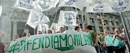  ??  ?? Proteste Doppio presidio (con motivazion­i opposte) ieri in Stazione Centrale: da una parte, associazio­ni e partiti della sinistra; dall’altra, la Lega Nord