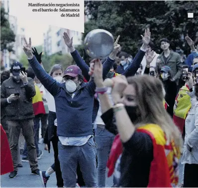  ?? Rodrigo Jiménez / Efe ?? Manifestac­ión negacionis­ta en el barrio de Salamanca de Madrid