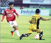  ?? MIFTAHUDDI­N HALIM/RADAR BALI ?? PILAR: Bek Bali United Hasyim Kipuw (kiri) saat melawan Mitra Kukar (23/7).