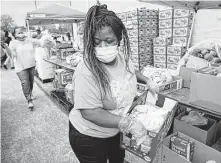  ?? Melissa Phillip / Staff photograph­er ?? Shronda Williams volunteers at a food pantry program in March. She left her job last year when her daughter’s school went virtual.