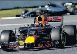  ??  ?? ENFRENTADO­S. Red Bull acusa a Mercedes de ir contra la norma.