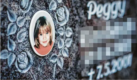  ?? Foto: David Ebener, dpa ?? Der Fall der 2001 in Oberfranke­n ermordeten Peggy – hier ein Gedenkstei­n auf dem Friedhof Nordhalben – ist voller Pannen und immer neuer Wendungen. Nun ist ein Mann unter Verdacht, gegen den die Polizei schon einmal intensiv ermittelt hat. Dieser hat ein Teilgestän­dnis abgelegt.