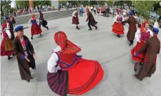  ?? ?? Hier tanzt die Song and Dance Group aus Kielce/ Polen, Gothas Partnersta­dt.