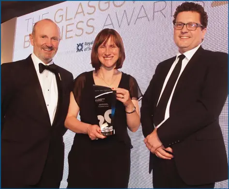  ??  ?? Fred MacAulay presents Sarah with their award, alongside Evening Times editor Graham Shields