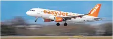  ?? FOTO: AFP ?? Flugzeug von Easyjet: Die Übernahme von Strecken, Flugzeugen und Personal belastet die Bilanz der britischen Billigflug­linie.