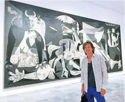  ?? TWITTER ?? Mick Jagger posando frente al «Guernica», en el Reina Sofía