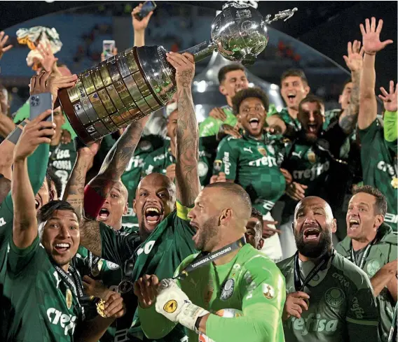 ?? ?? Champions…Palmeiras midfielder Felipe Melo lifts the iconic trophy