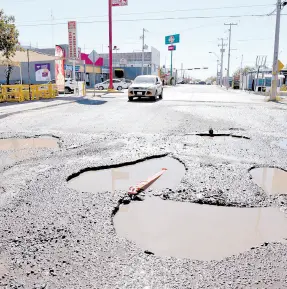  ?? ?? l Reportan enormes baches por la calle Olivares, y Manuel Doblado, casi con Aconchi, en la colonia Benito Juárez.