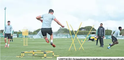  ??  ?? LIMITAÇÃO. Os jogadores têm trabalhado separados no relvado