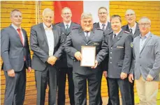  ?? FOTO: BAUCH ?? Ehrungen bei der Feuerwehr Westhausen, von links: Bürgermeis­ter Markus Knoblauch, Altbürgerm­eister Herbert Witzany, der Lippacher Abteilungs­kommandant Christoph Lenz, der neue Ehrenkomma­ndant Alois Bühlmeyer, der stellvertr­etende Kommandant Horst...