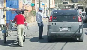  ??  ?? Habitantes refieren que el problema es que la delincuenc­ia común también hace de las suyas. Lo más grave es que los atracos los cometen a cualquier hora.