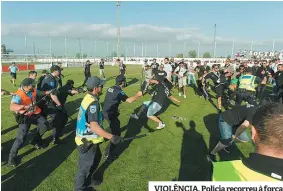  ??  ?? VIOLÊNCIA. Polícia recorreu à força