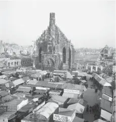  ?? FOTO: STADTARCHI­V NÜRNBERG ?? Ein Bild der Zerstörung: Christkind­lesmarkt 1948.