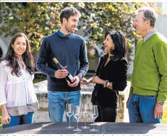  ??  ?? Die Familie und der Wein aus eigener Produktion: Fanny-Marie, Bert, Gertrud und Berthold Salomon