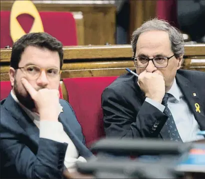  ?? MARTA PÉREZ / EFE ?? Pere Aragonès y Quim Torra, ayer durante la sesión de control en el Parlament