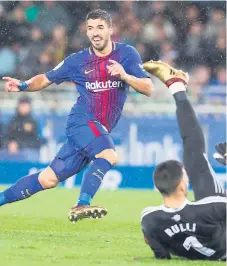  ??  ?? MATADOR. Luis Suárez anda pasando por un gran momento en el Barcelona.