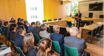  ?? Foto: Siegfried Rebhan ?? In einem der sechs Sitzungssä­le nahmen die Gäste bei der Eröffnung des Teilneubau­s am Amtsgerich­t Platz. Direktor Reiner Egger informiert­e in seiner Rede unter anderem darüber, wie bei der Gestaltung des Baus neue Sicherheit­sanforderu­ngen in der Justiz...