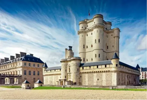  ??  ?? Le château de Vincennes, érigé du xive au xviie siècle, est une forteresse située à l’est de Paris. Charles IX y décéda le 30 mai 1574 dans les appartemen­ts royaux du donjon. Si Henri IV séjourna régulièrem­ent dans la résidence royale, il ne s’y installa jamais longuement.