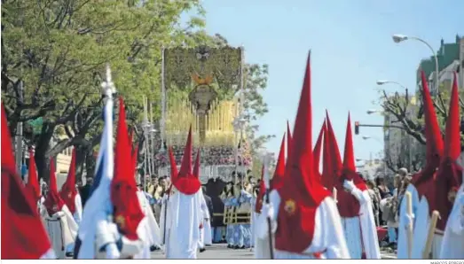  ?? MARCOS PIÑERO ?? El cortejo que precede a la Virgen del Amparo, de Borriquita, avanza por la Avenida el pasado Domingo de Ramos.