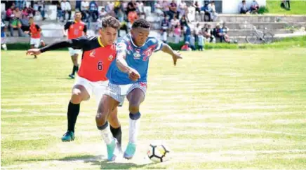  ??  ?? TORNEO. Del 7 al 9 de diciembre se desarrolla en canchas de la provincia de Bolívar la fase final del Campeonato Nacional Barrial de Fútbol Sénior.