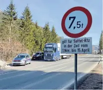 ?? ?? Die Missachtun­g des Fahrverbot­s für Sattelschl­epper über den Triebener Tauern kostet 90 Euro