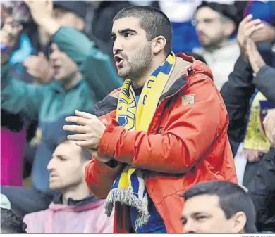  ?? LOURDES DE VICENTE ?? Un aficionado cadista anima ayer a su equipo.