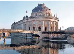  ?? FOTO: GETTY IMAGES/ALXEYPNFER­OV ?? Die Berliner Museuminse­l konzentrie­rt auf weniger als einem Quadratkil­ometer Zeugnisse der Geschichte mitten in der Spree.