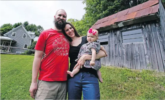  ?? PHOTOS: CHARLES KRUPA/THE ASSOCIATED PRESS ?? Nate and Elizabeth Willard Thames with daughter Stella. Elizabeth acknowledg­es their frugality is a choice, not a necessity.
